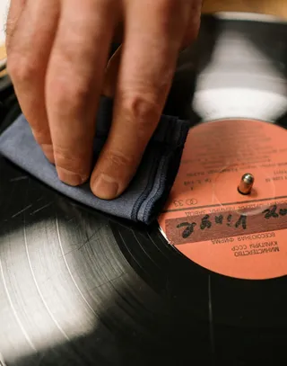 Limpeza de um disco de vinil com um pano