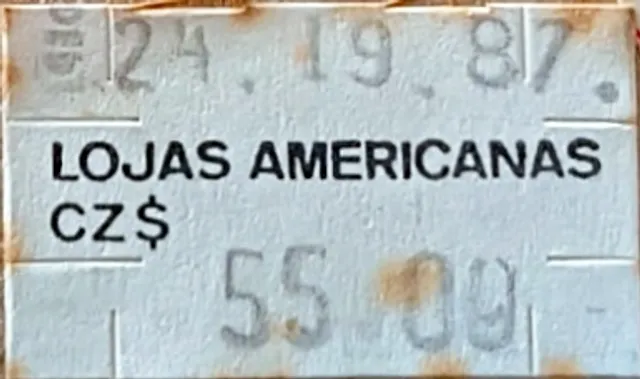 Etiqueta de preço das Lojas Americanas em disco de vinil