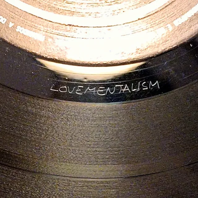 Mensagem gravada na deadwax de um disco de vinil do grupo Prefab Sprout: LOVEMENTALISM
