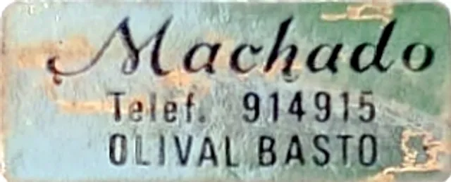 Autocolante da loja de discos Machado, localizada em Olival Basto